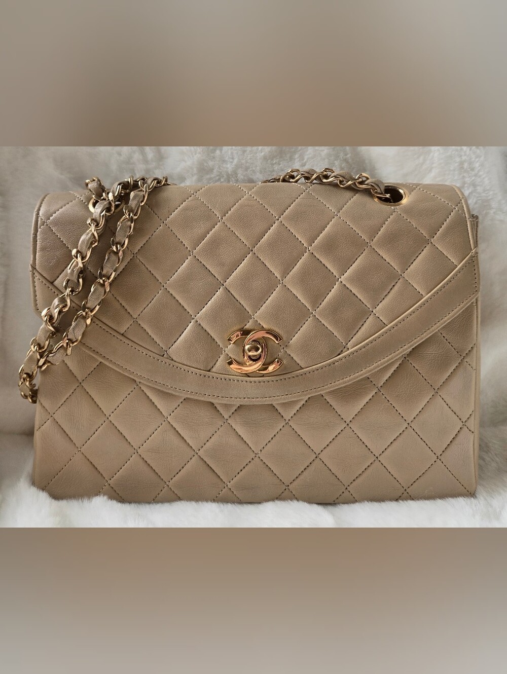 CHANEL Beige Quilted Single Flap Shoulder Bag Gold Chain Turnlock Vintage 1980s